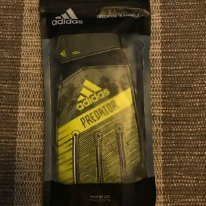 Size 6 youth pair of soccer goalie gloves